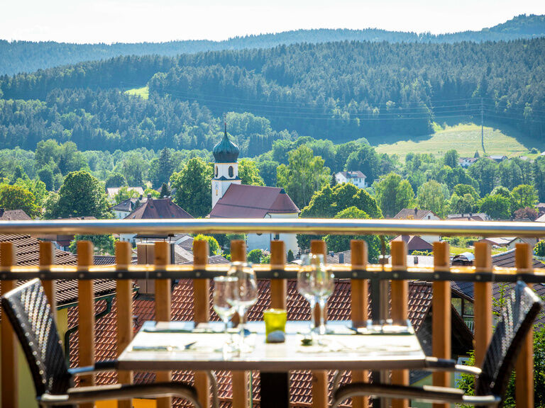 Abendessen auf der Terrasse im Hotel in Bayern