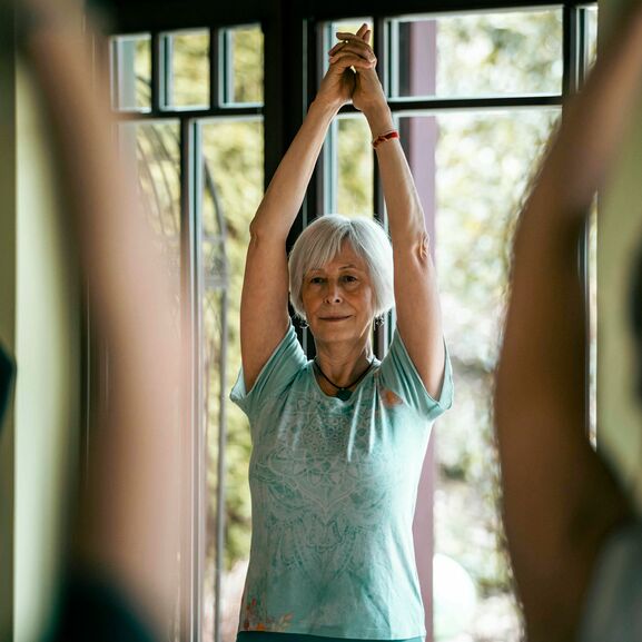 Yogalehrerin Ingrid Gmach beim Yoga