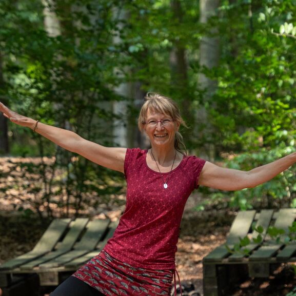 Yoga Lehrerin Andrea Kopf im Wald