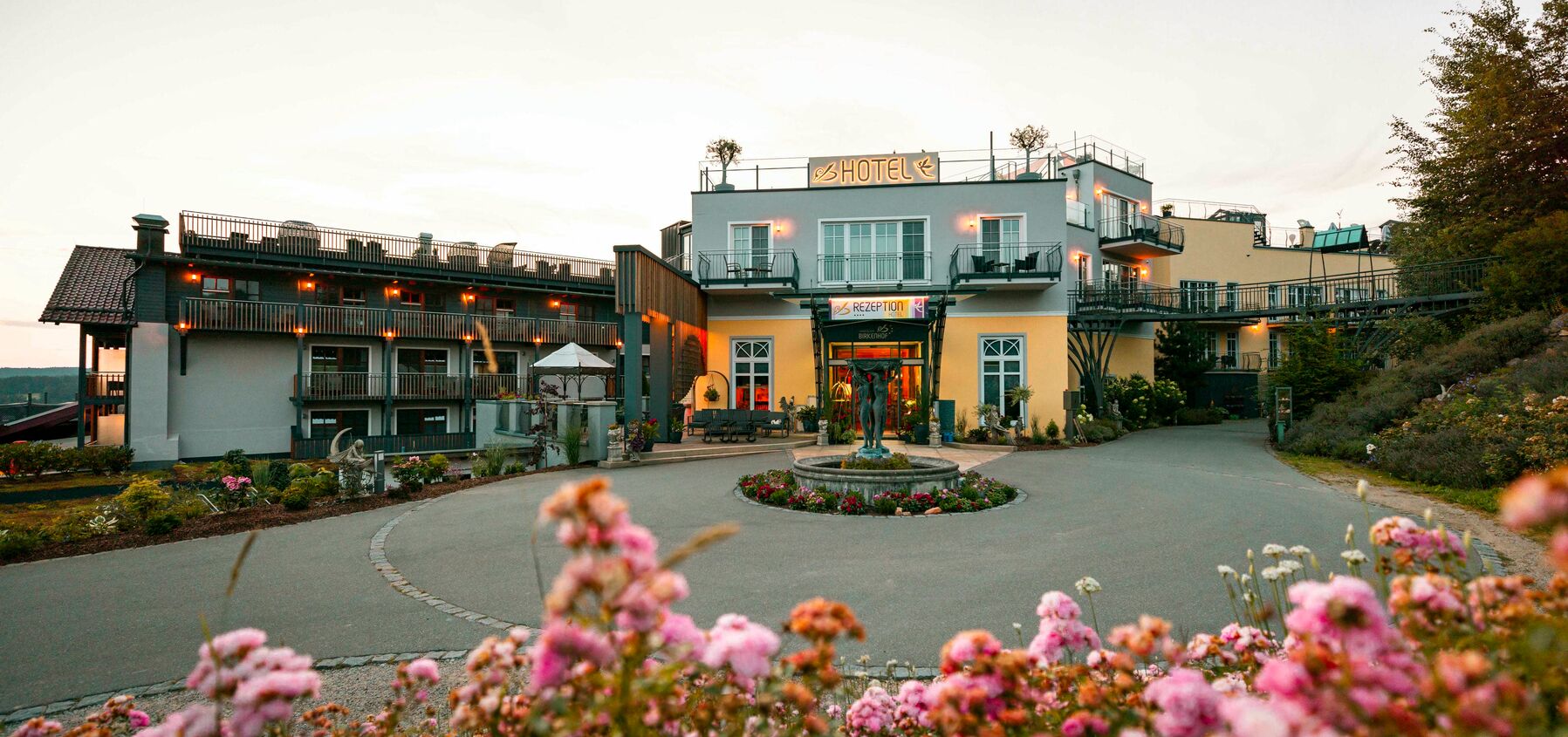 Hausansicht des Eingangs des Wellnesshotels Birkenhof im Spätsommer