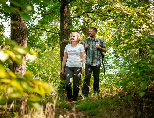 Paar beim Wanderurlaub im Bayerischen Wald