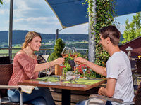 Speisen auf der Terrasse beim Urlaub in Bayern im Sommer