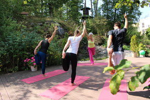 Yoga im Freien beim Sommerurlaub Bayerischer Wald