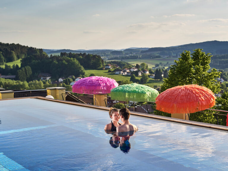 Paar im Dachpool des Birkenhofs, Wellnesshotel Bayerischen Wald