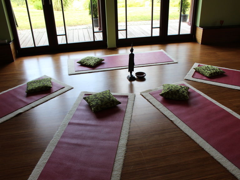 Raum für Übungen beim Yoga Wochenende oder Retreat