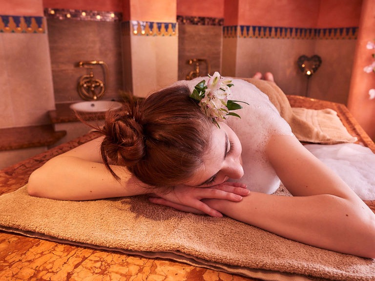 Seifenschaum-Massage im Hamam im Wellnesshotel Bayern