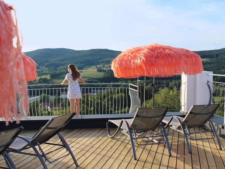 Ausblick genießen am Dachdeck beim Sommerurlaub Bayern