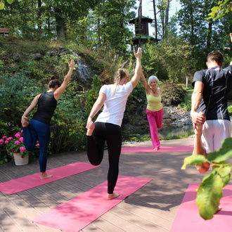 Yoga im Grünen beim Urlaub Bayern