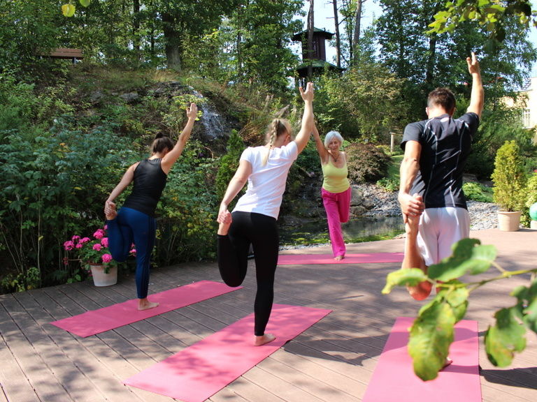Yoga im Grünen beim Urlaub Bayern